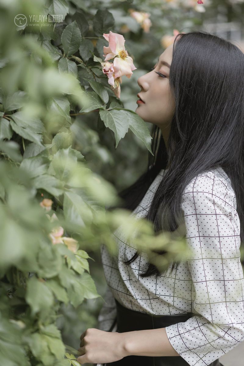 YALAYI雅拉伊美女模特何嘉颖女白领私房主题性感户外写真