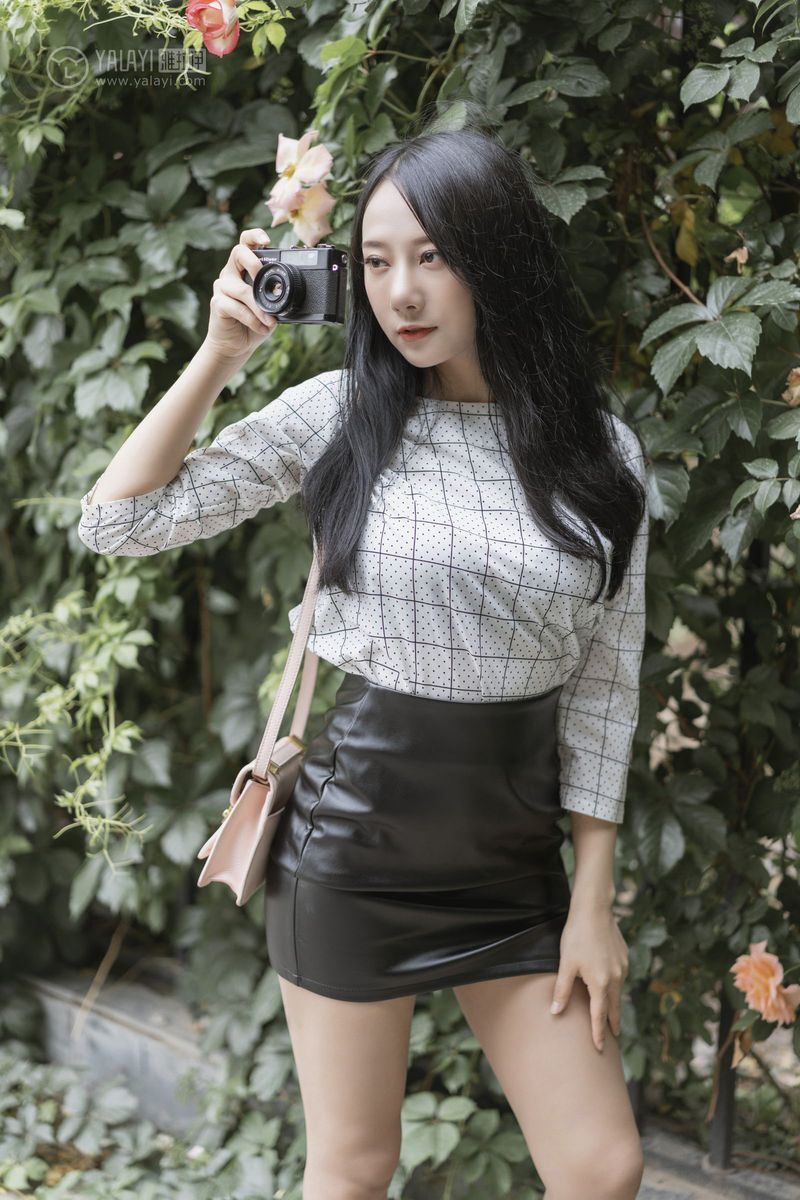 YALAYI雅拉伊美女模特何嘉颖女白领私房主题性感户外写真
