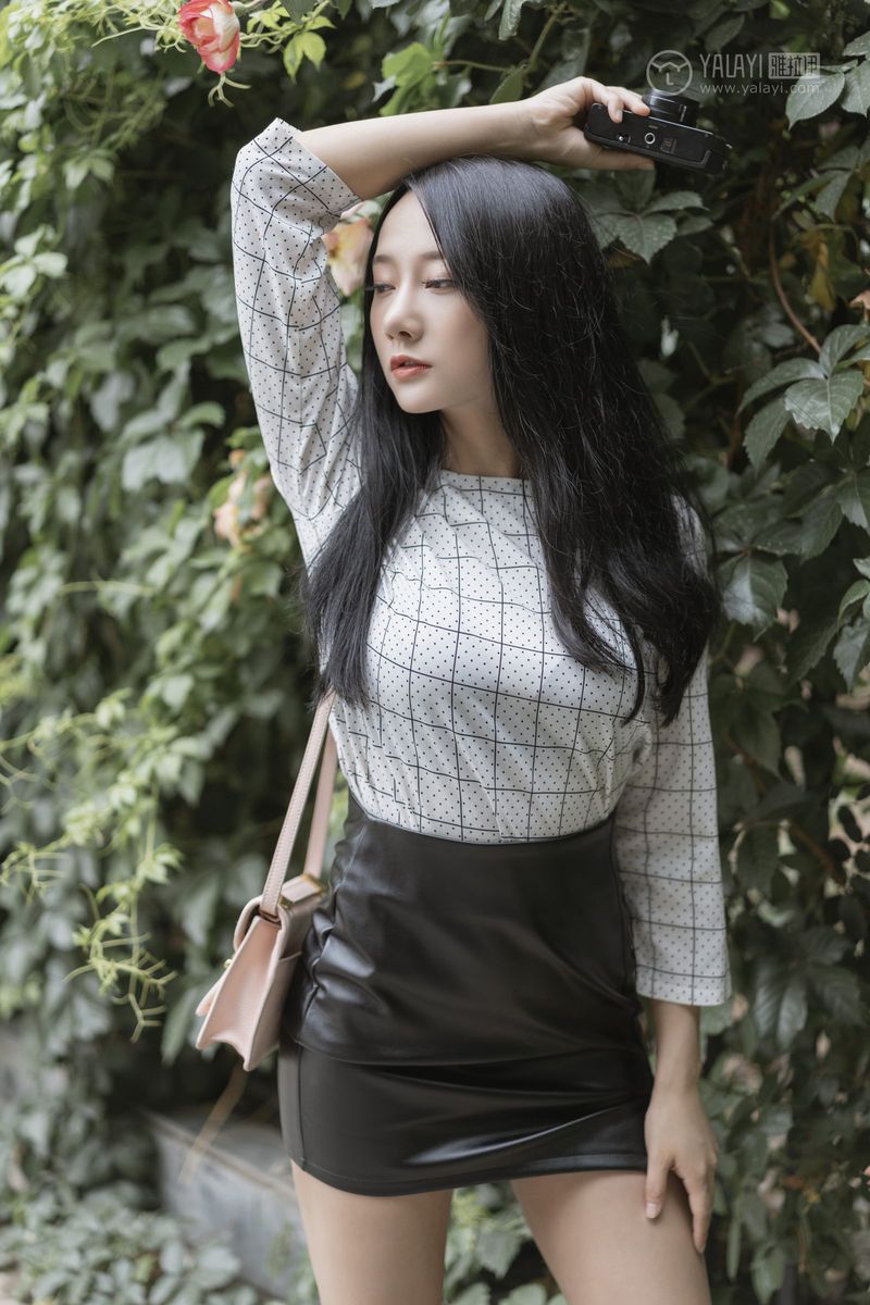 YALAYI雅拉伊美女模特何嘉颖女白领私房主题性感户外写真