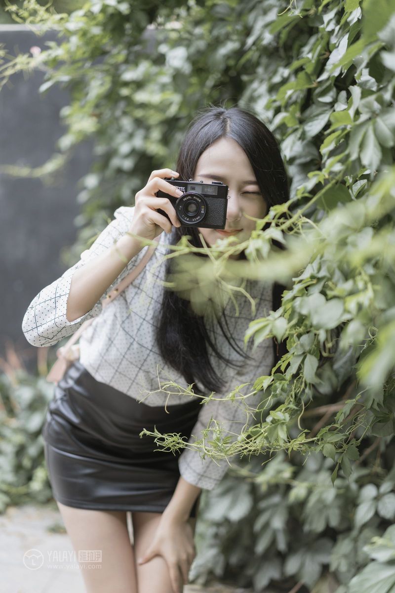 YALAYI雅拉伊美女模特何嘉颖女白领私房主题性感户外写真