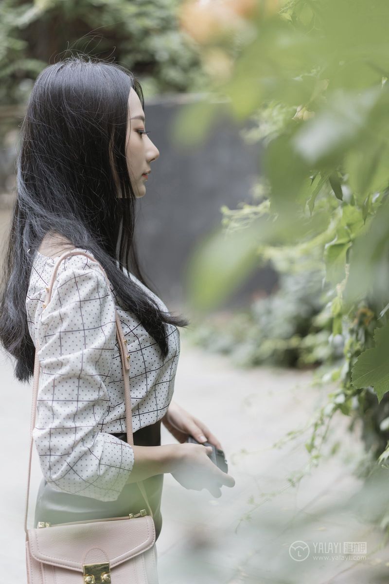 YALAYI雅拉伊美女模特何嘉颖女白领私房主题性感户外写真