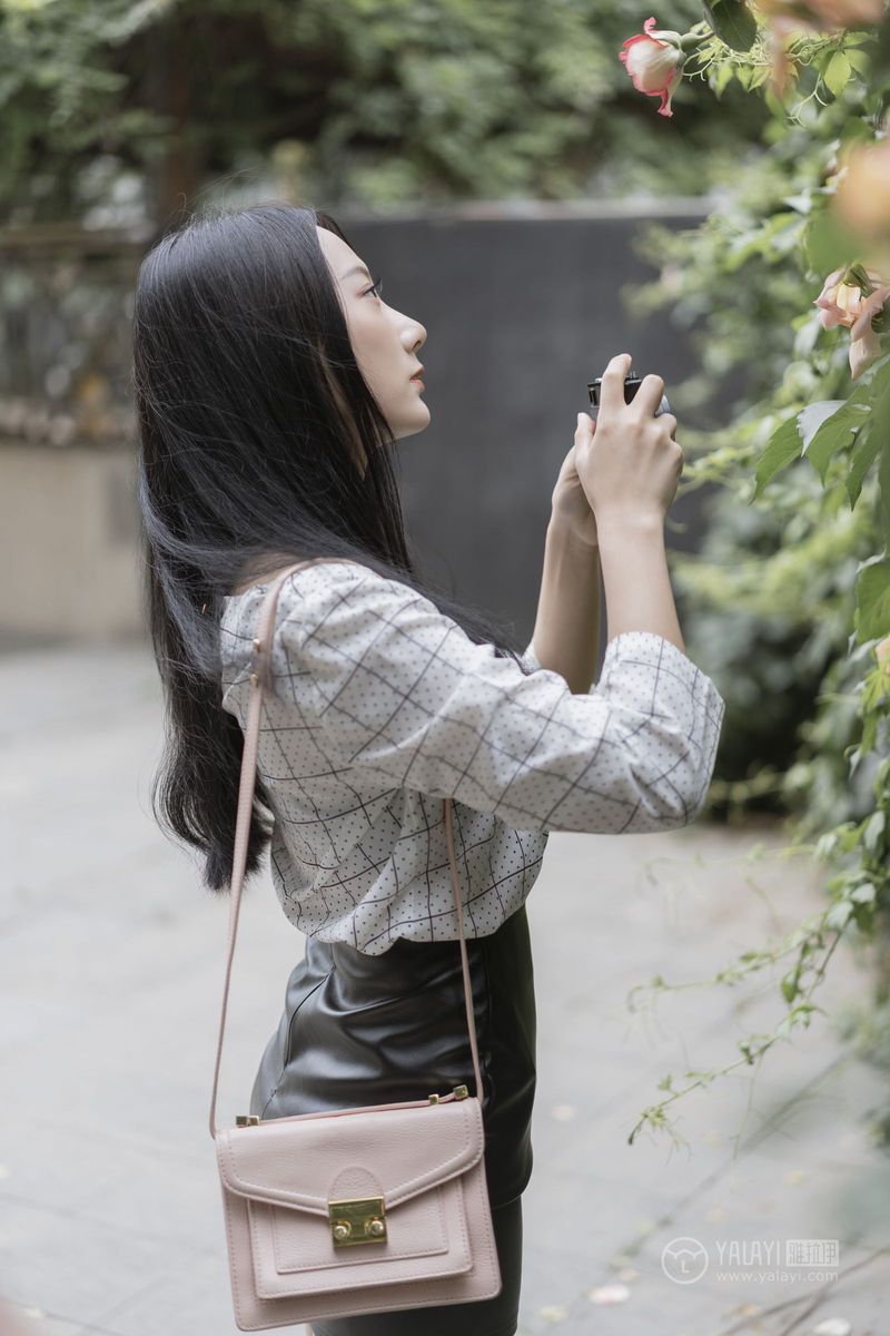 YALAYI雅拉伊美女模特何嘉颖女白领私房主题性感户外写真