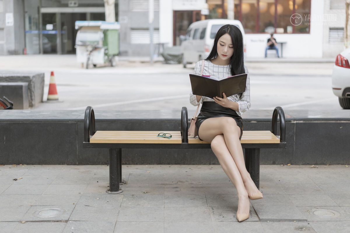 YALAYI雅拉伊美女模特何嘉颖女白领私房主题性感户外写真