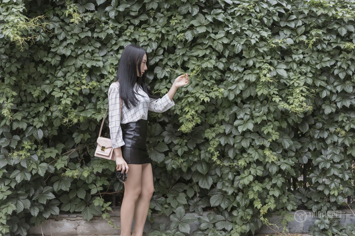 YALAYI雅拉伊美女模特何嘉颖女白领私房主题性感户外写真