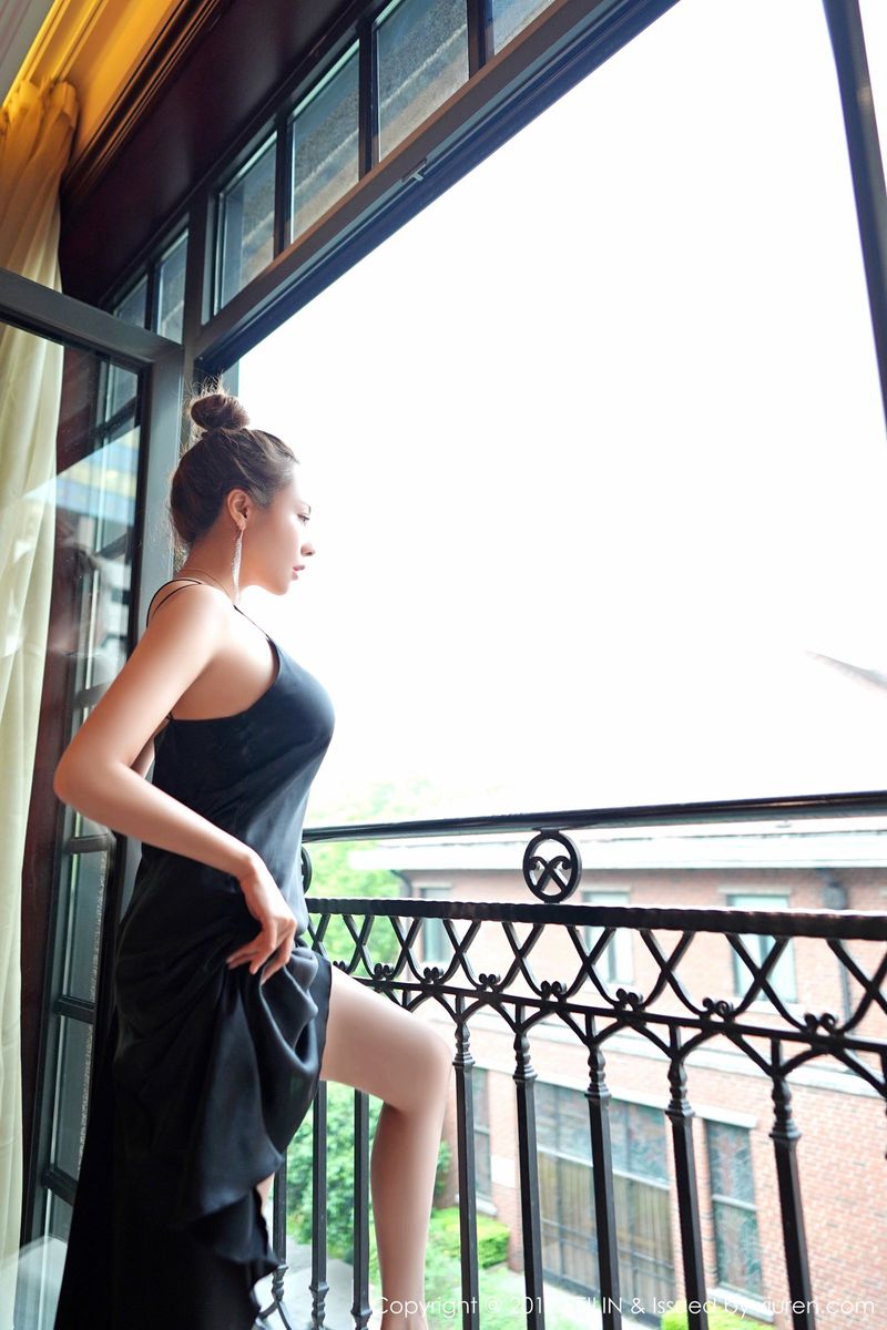 嗲囡囡性感熟女松果儿Victoria黑丝美腿御姐气息私房写真