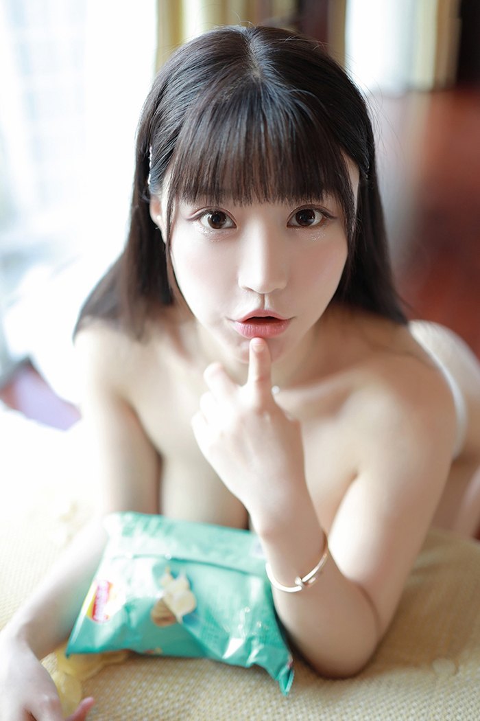 清纯嫩妹朱可儿薯片贴乳等你品尝