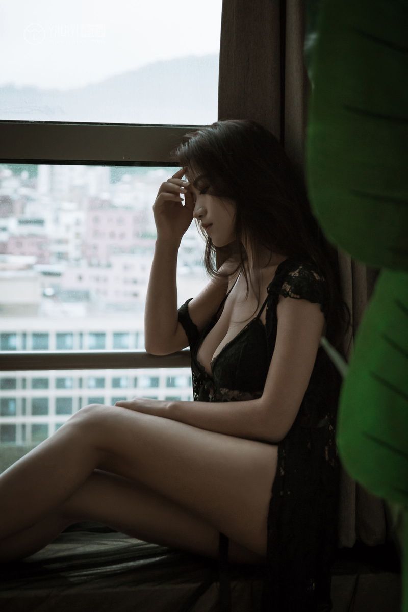 YALAYI雅拉伊美女模特Luffy菲菲波涛胸涌内衣诱惑乱情写真