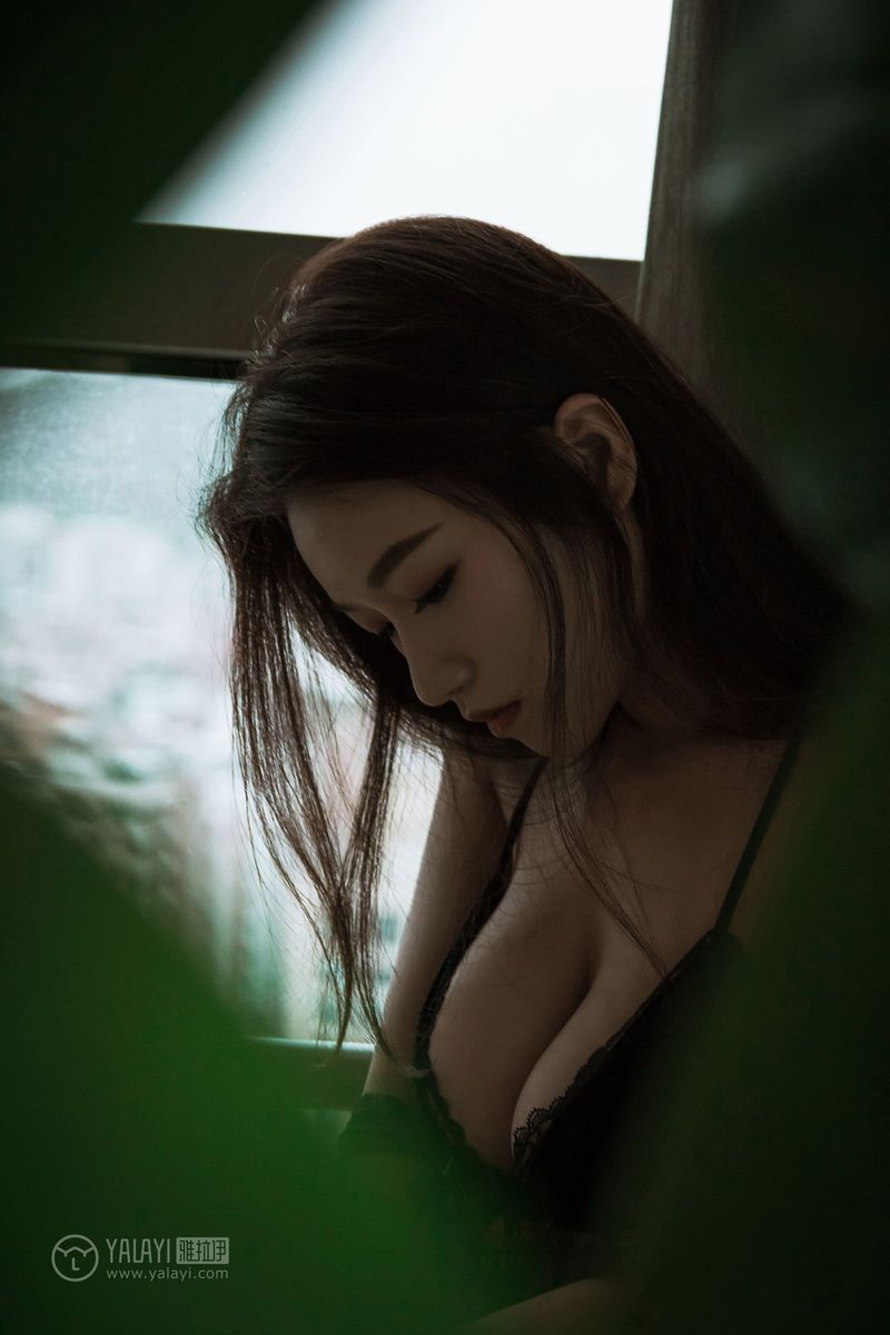 YALAYI雅拉伊美女模特Luffy菲菲波涛胸涌内衣诱惑乱情写真