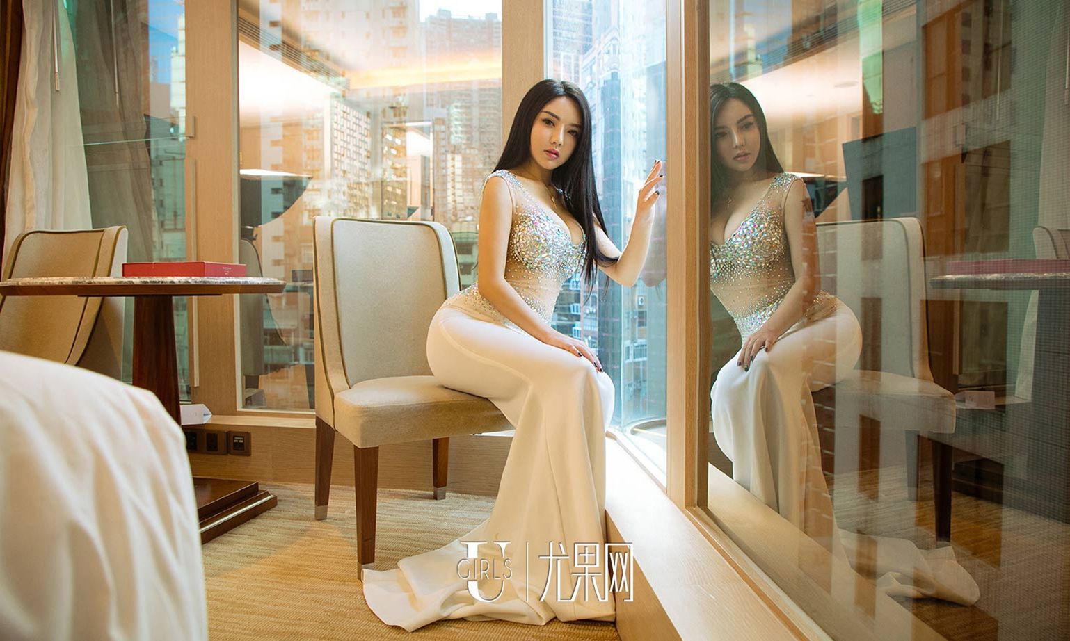 尤果网白衣美女孙一菲黑色长发优雅长裙内衣诱惑优雅写真