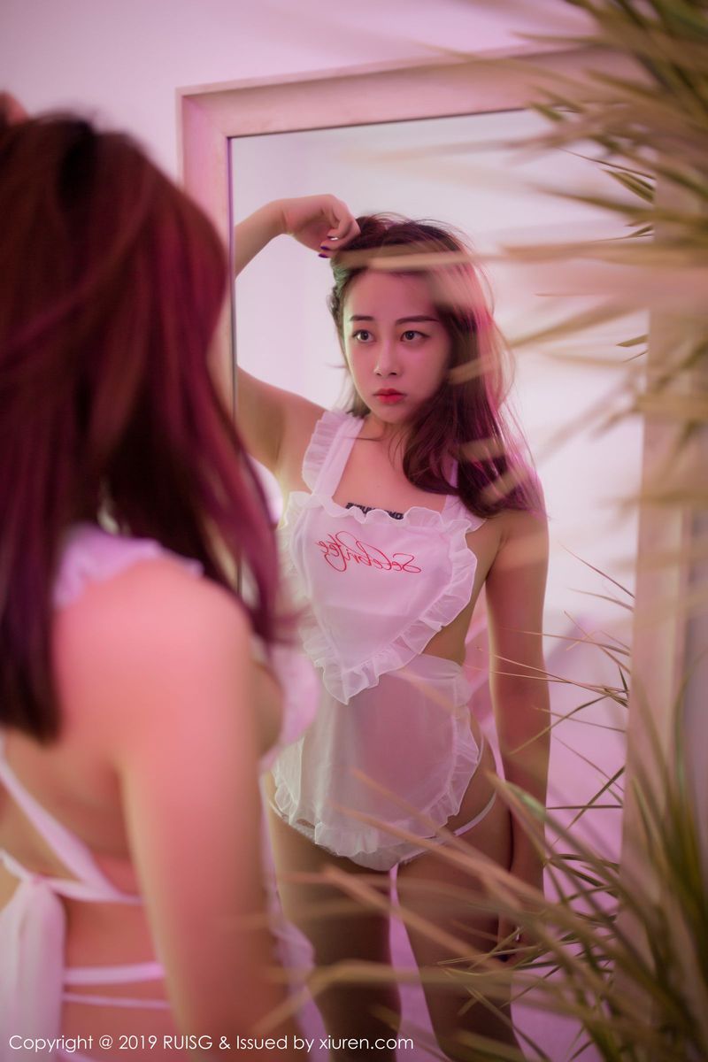 RUISG瑞丝馆新人嫩模Eileen爱琳娇小身材玲珑有致首套写真