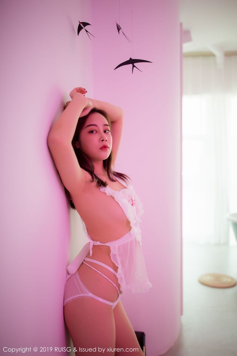 RUISG瑞丝馆新人嫩模Eileen爱琳娇小身材玲珑有致首套写真