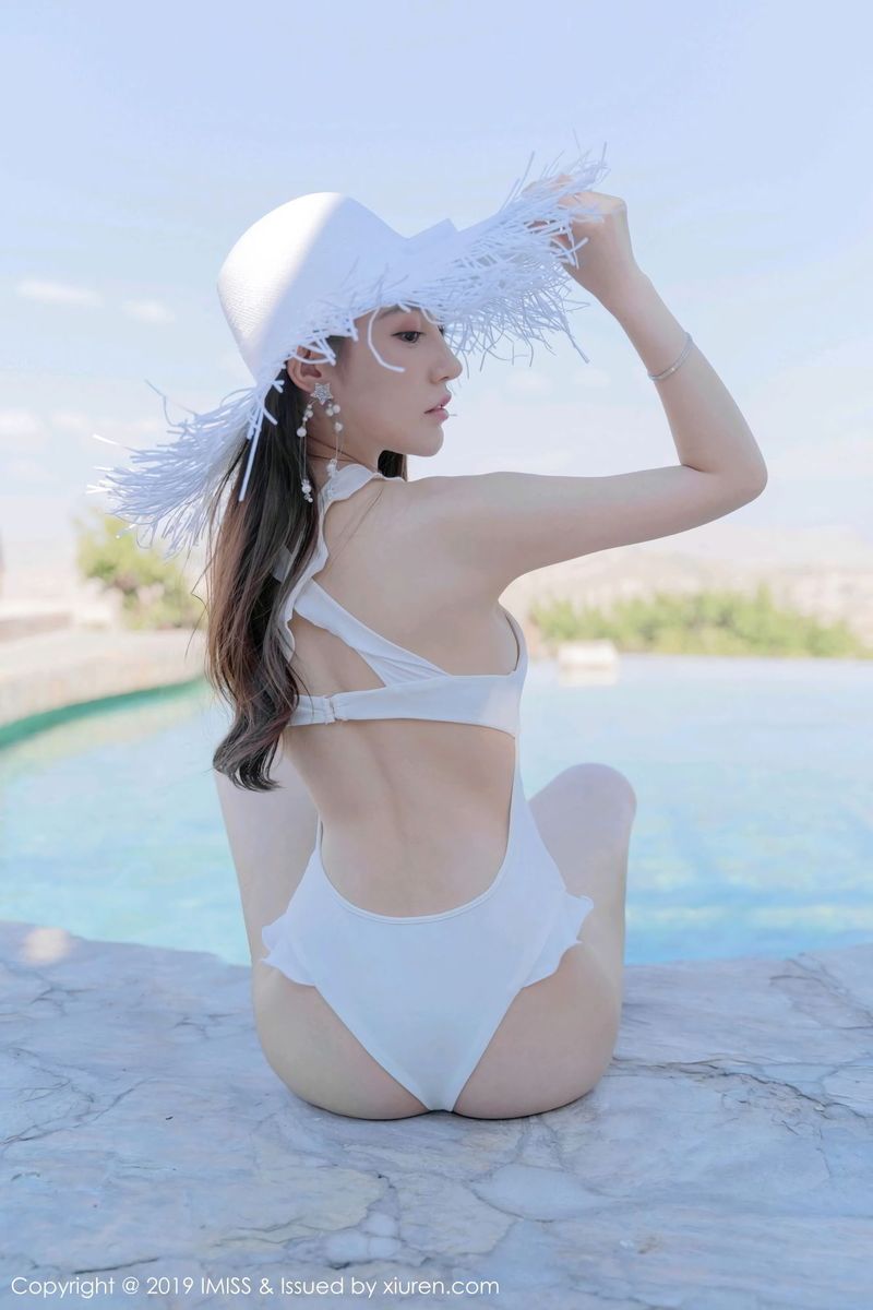 爱蜜社气质美女刘奕宁Lynn修长美腿户外比基尼土耳其旅拍