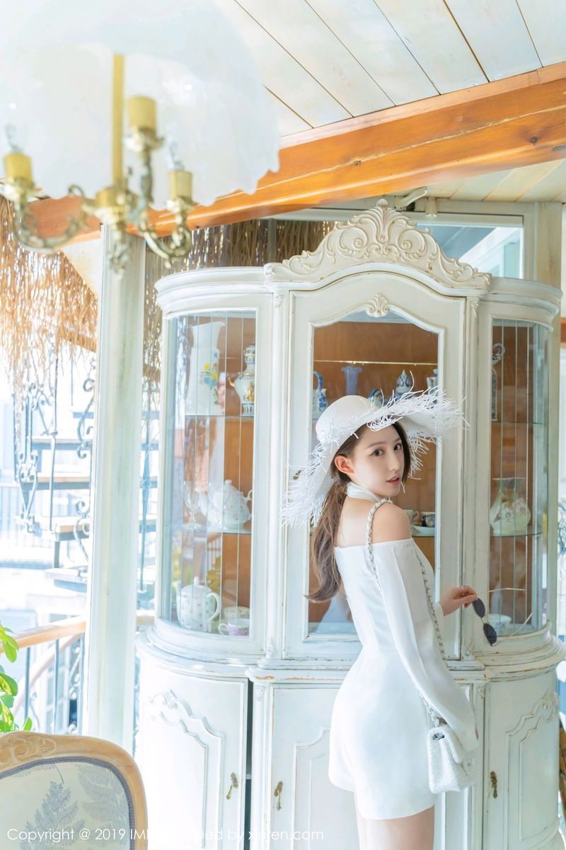 爱蜜社气质美女刘奕宁Lynn修长美腿户外比基尼土耳其旅拍