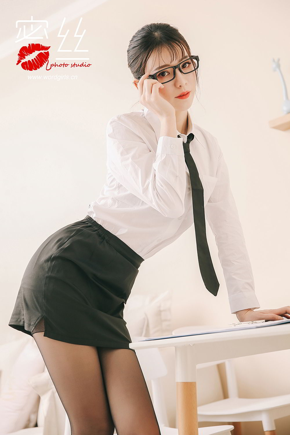 头条女神性感美女幻雪儿职场OL黑丝美腿蜜丝系列制服写真