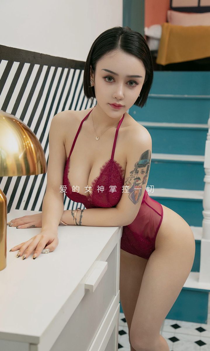 尤果网性感美女陆梓琪完美身材吊带长裙内衣诱惑室内拍摄