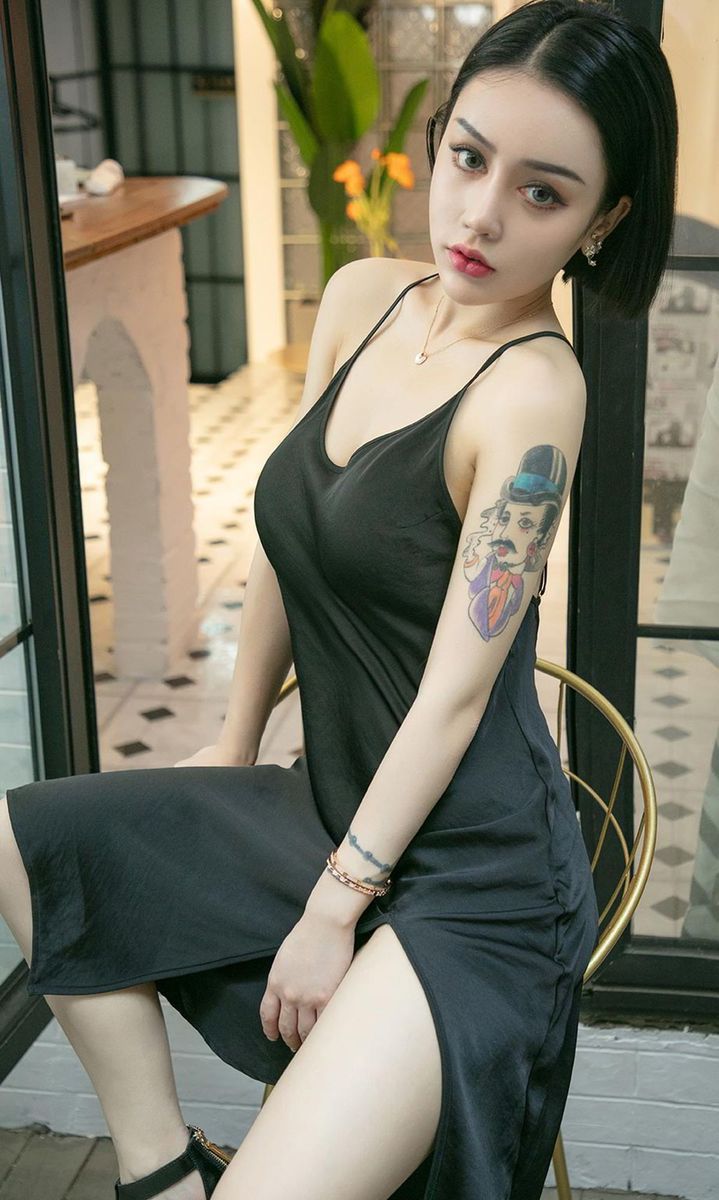 尤果网性感美女陆梓琪完美身材吊带长裙内衣诱惑室内拍摄