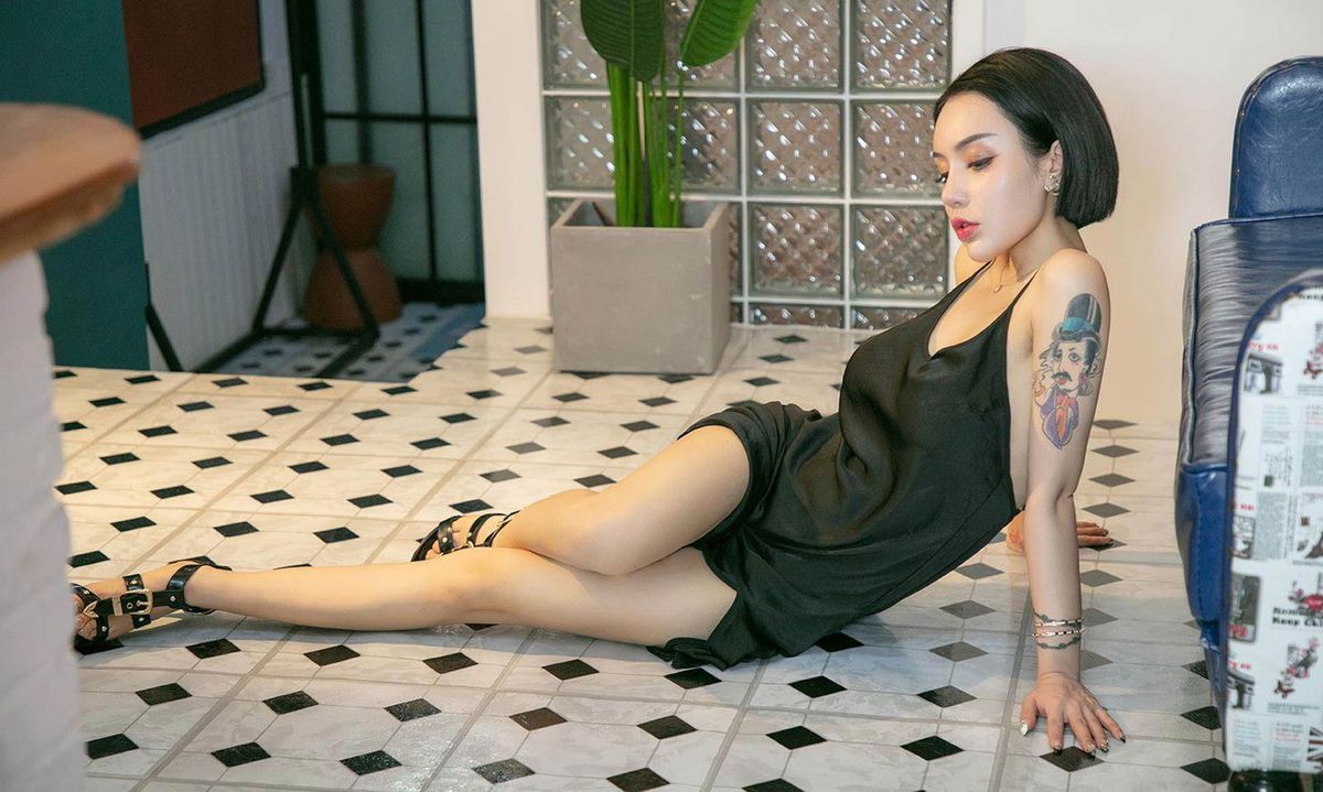 尤果网性感美女陆梓琪完美身材吊带长裙内衣诱惑室内拍摄