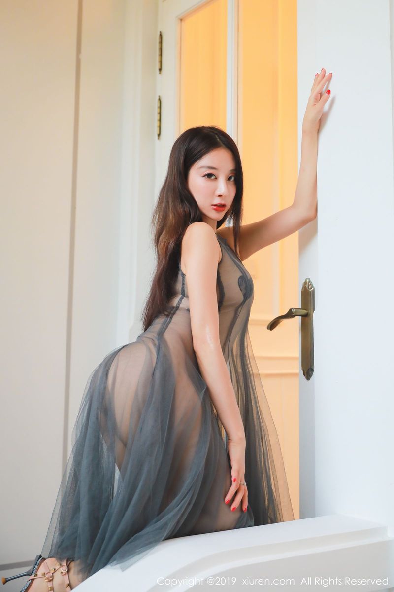 秀人网性感女神筱慧Icon全透睡衣修长美腿挺拔酥胸越南旅拍