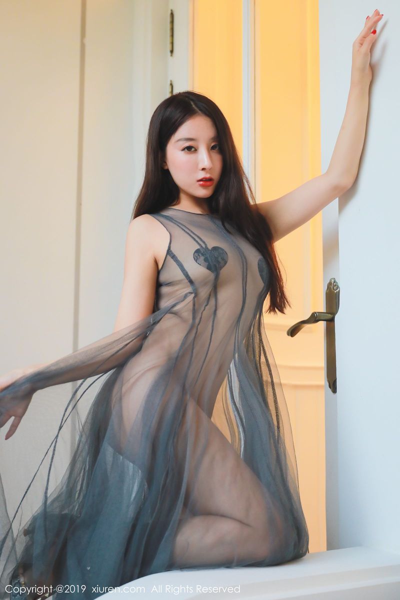 秀人网性感女神筱慧Icon全透睡衣修长美腿挺拔酥胸越南旅拍