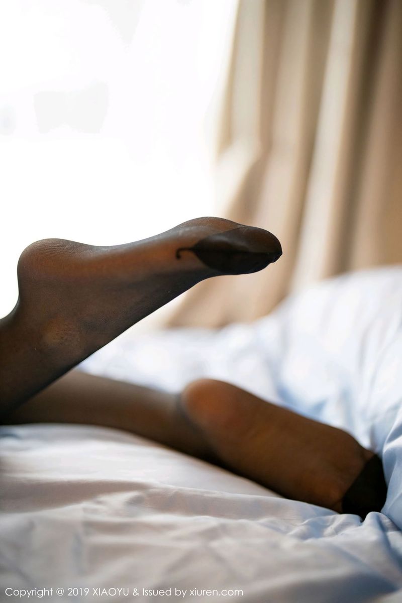 语画界性感女神绯月樱Cherry高耸雪峰黑丝美腿若隐若现图片