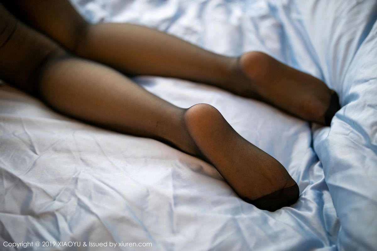 语画界性感女神绯月樱Cherry高耸雪峰黑丝美腿若隐若现图片