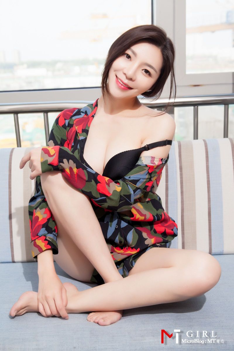 蜜团女孩美女模特那依辰白皙美胸内衣诱惑私房性感写真