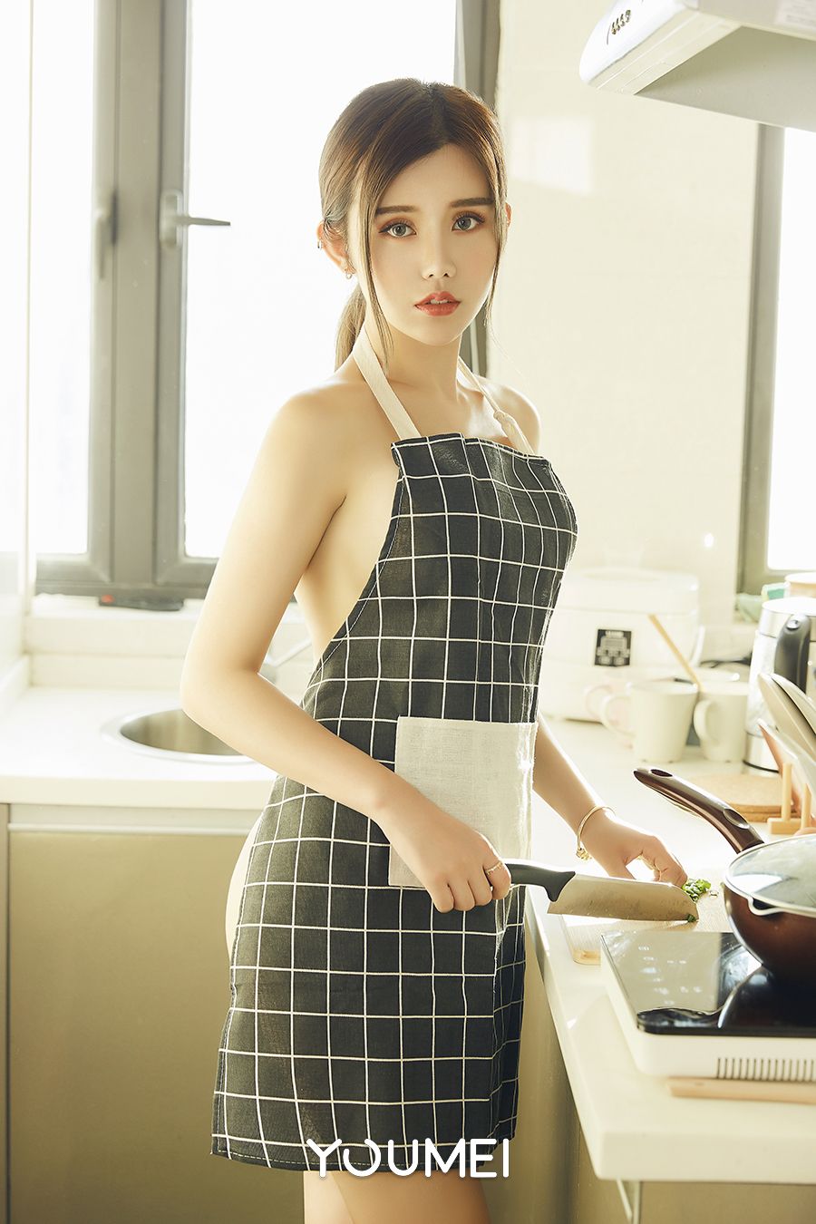 YOUMEI尤美真空厨娘卓娅祺围裙遮胸娇躯惹火大尺度写真