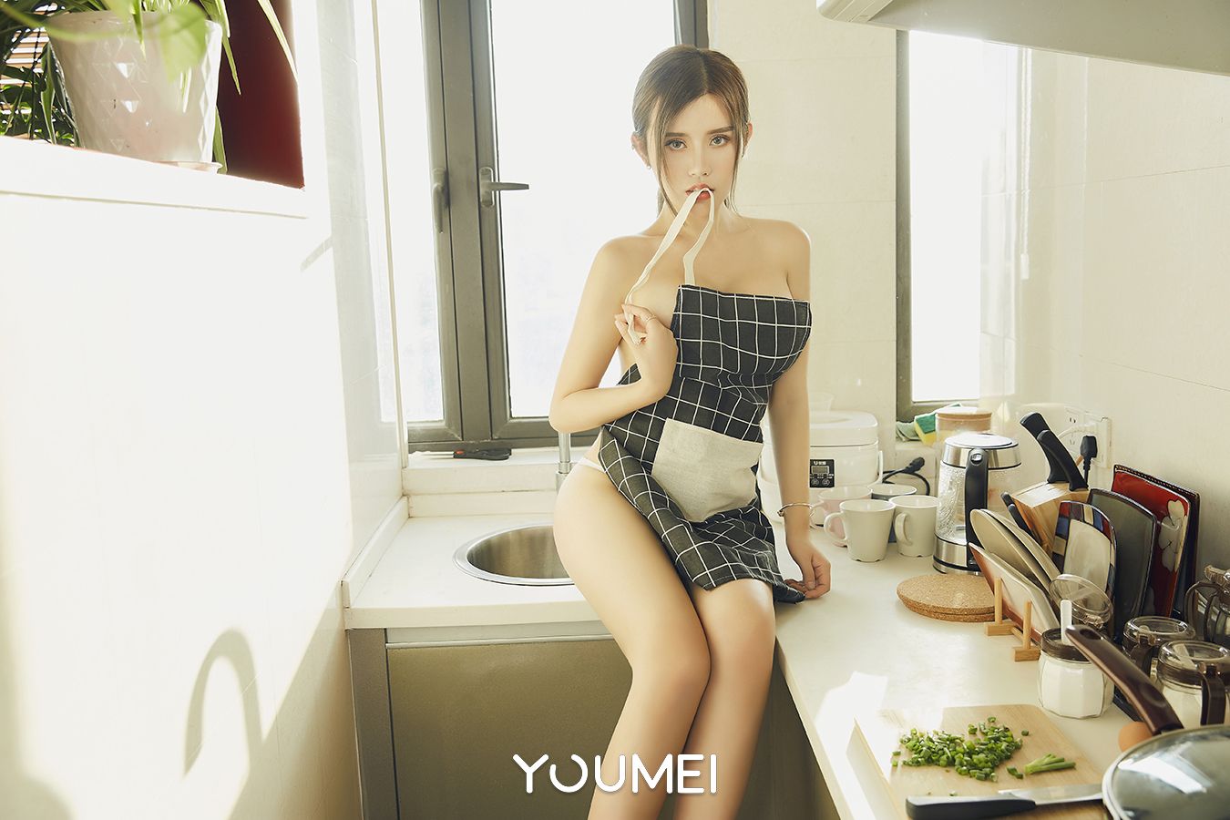 YOUMEI尤美真空厨娘卓娅祺围裙遮胸娇躯惹火大尺度写真