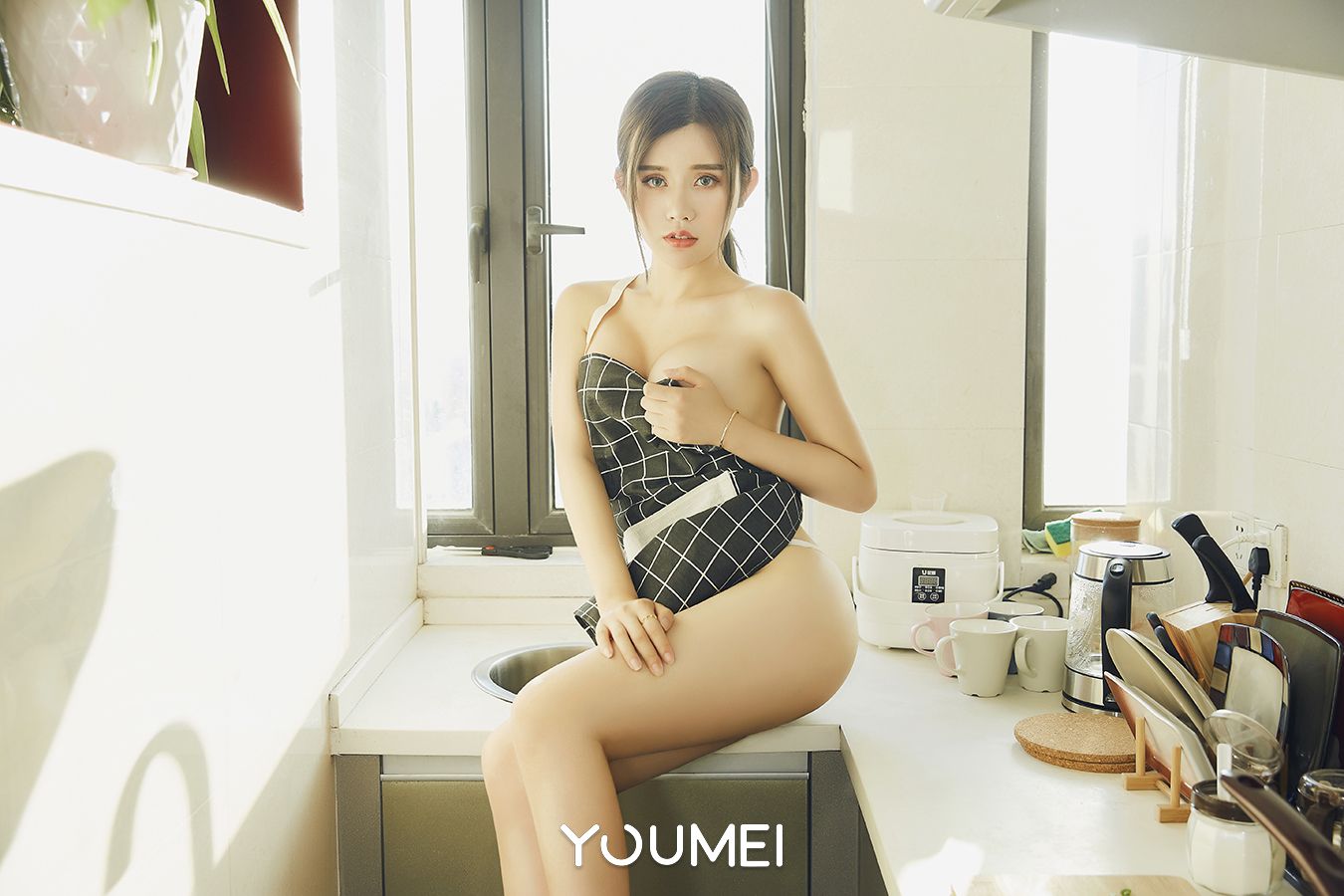 YOUMEI尤美真空厨娘卓娅祺围裙遮胸娇躯惹火大尺度写真