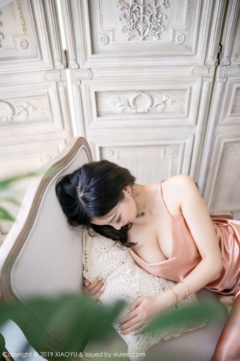 秀人网性感女神杨晨晨sugar香槟色睡衣&奶牛内衣系列套图