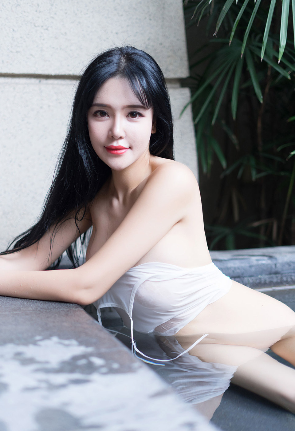 刘钰儿浴池湿身酥软双峰若隐若现