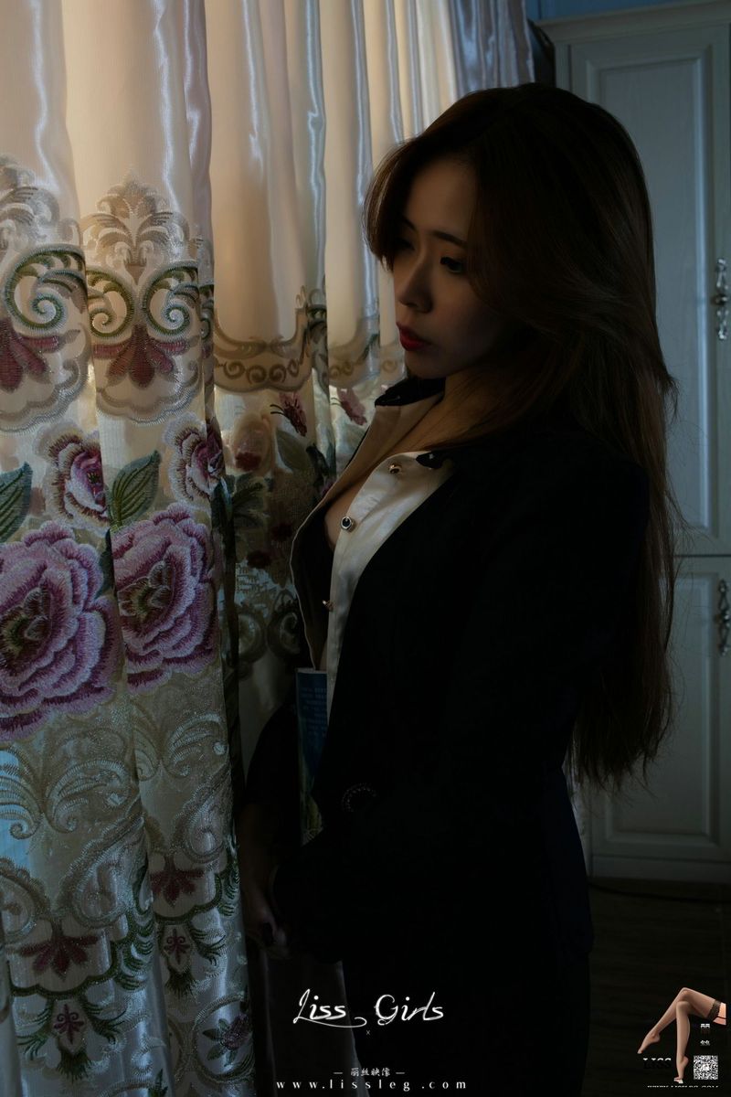 丽丝映像美女模特筱纯职场OL黑丝美腿办公室系列第二季