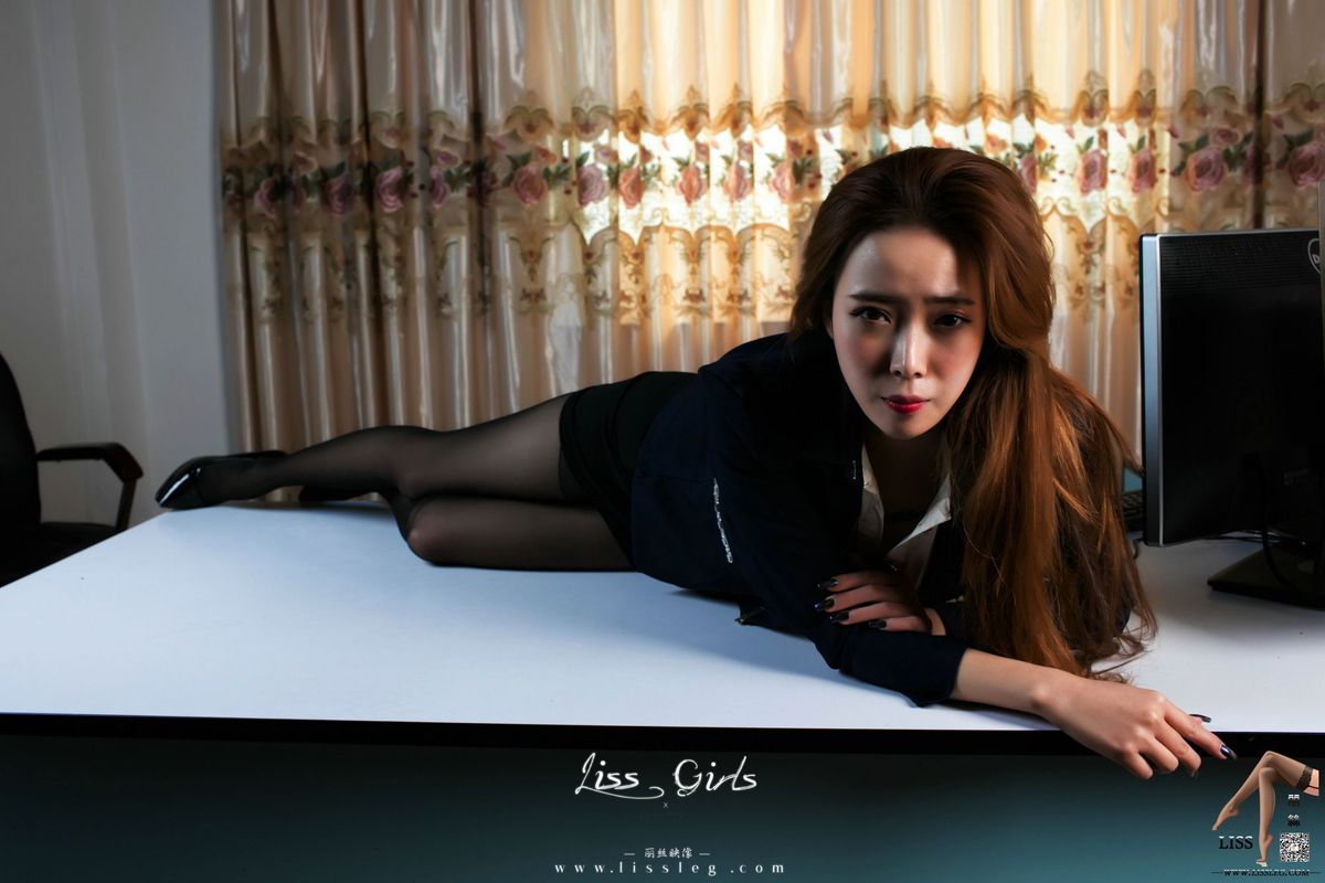 丽丝映像美女模特筱纯职场OL黑丝美腿办公室系列第二季
