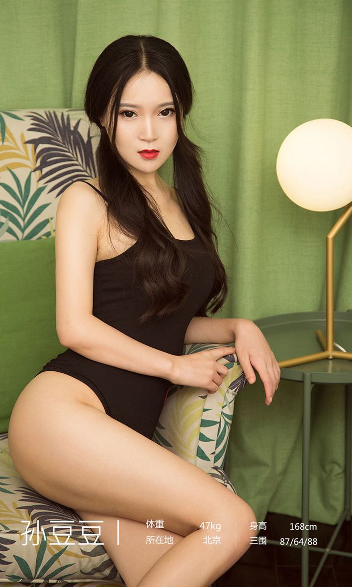 尤果网双马尾美女模特孙豆豆暖色调空间尽显伊人芳华写真