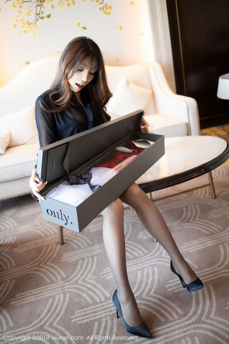 秀人网性感美女芝芝Booty黑丝美腿透视内衣翘臀诱惑私房套图