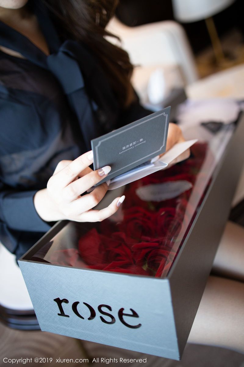 秀人网性感美女芝芝Booty黑丝美腿透视内衣翘臀诱惑私房套图