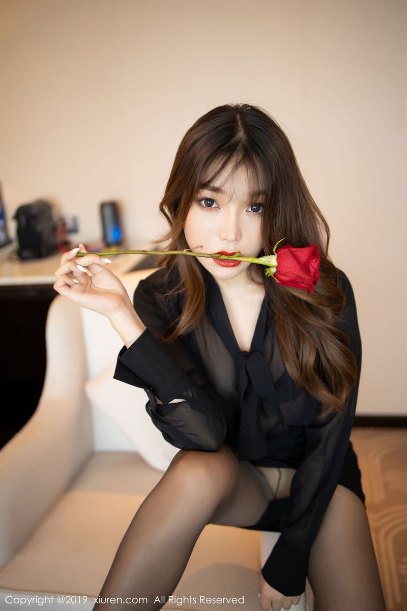 秀人网性感美女芝芝Booty黑丝美腿透视内衣翘臀诱惑私房套图