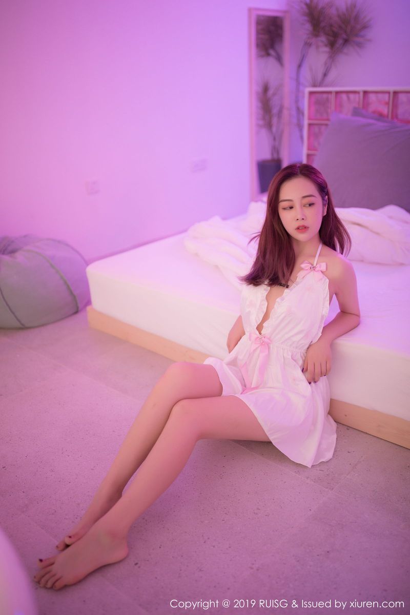 瑞丝馆新人模特Eileen爱琳娇小身材情趣吊裙真空性感写真