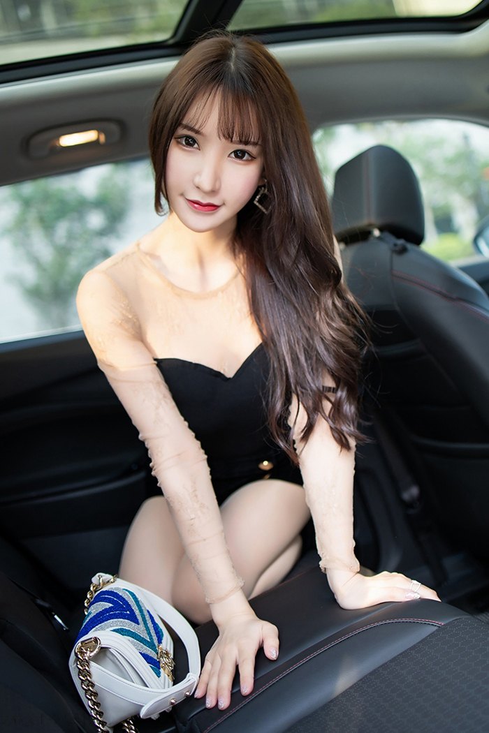 长腿女神周于希肉丝长靴车内露美臀