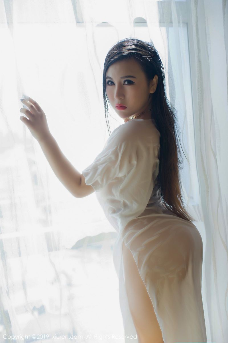 秀人网美女模特MODEL伊若浑圆巨乳蓝色条状比基尼诱惑写真