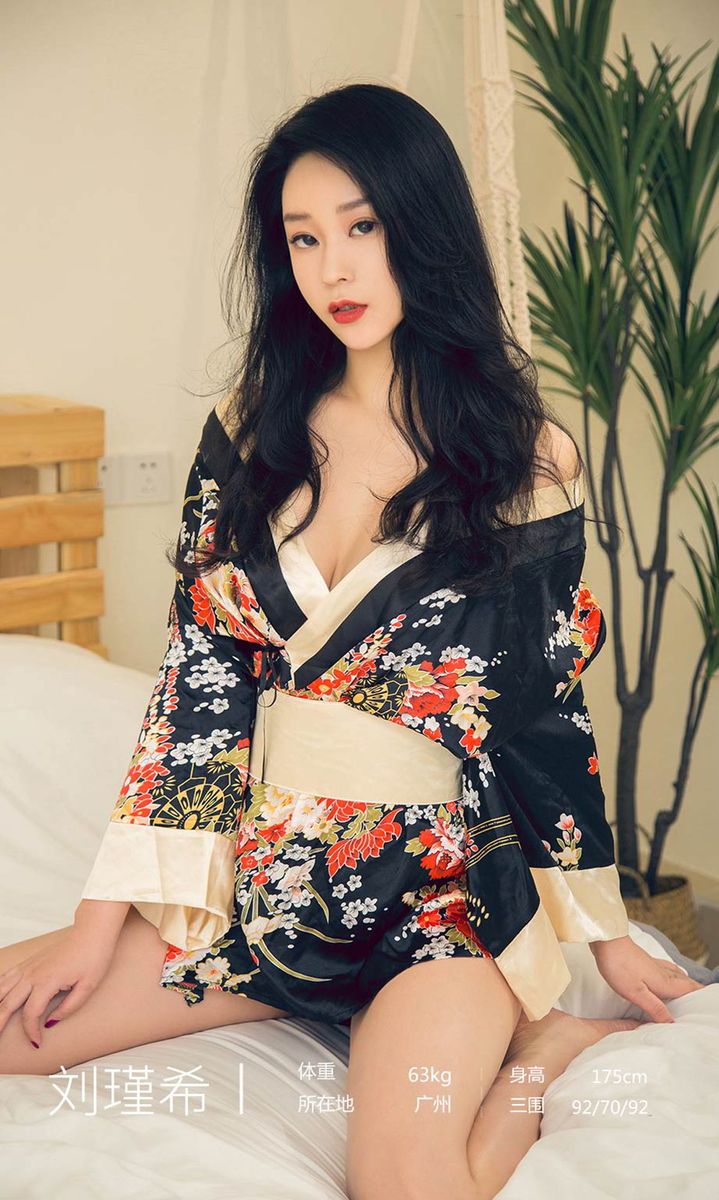 尤果网美女模特刘瑾希白色蕾丝情趣内衣黑丝美腿私房美图