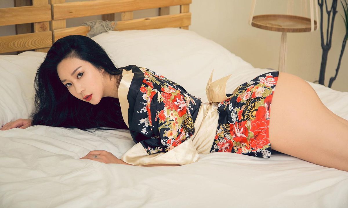 尤果网美女模特刘瑾希白色蕾丝情趣内衣黑丝美腿私房美图