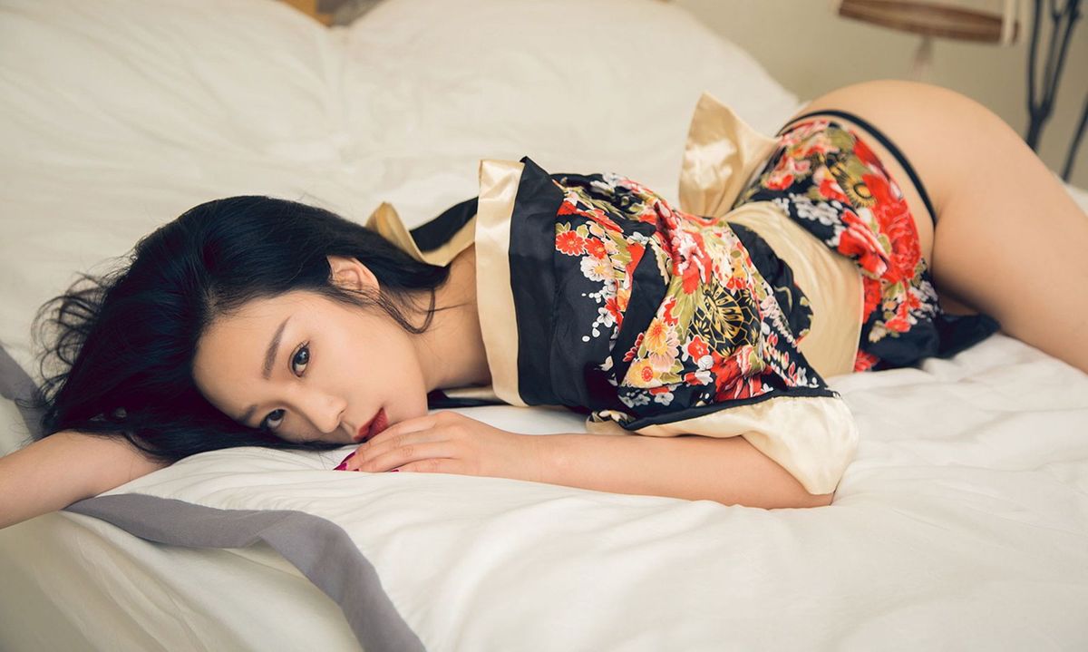 尤果网美女模特刘瑾希白色蕾丝情趣内衣黑丝美腿私房美图