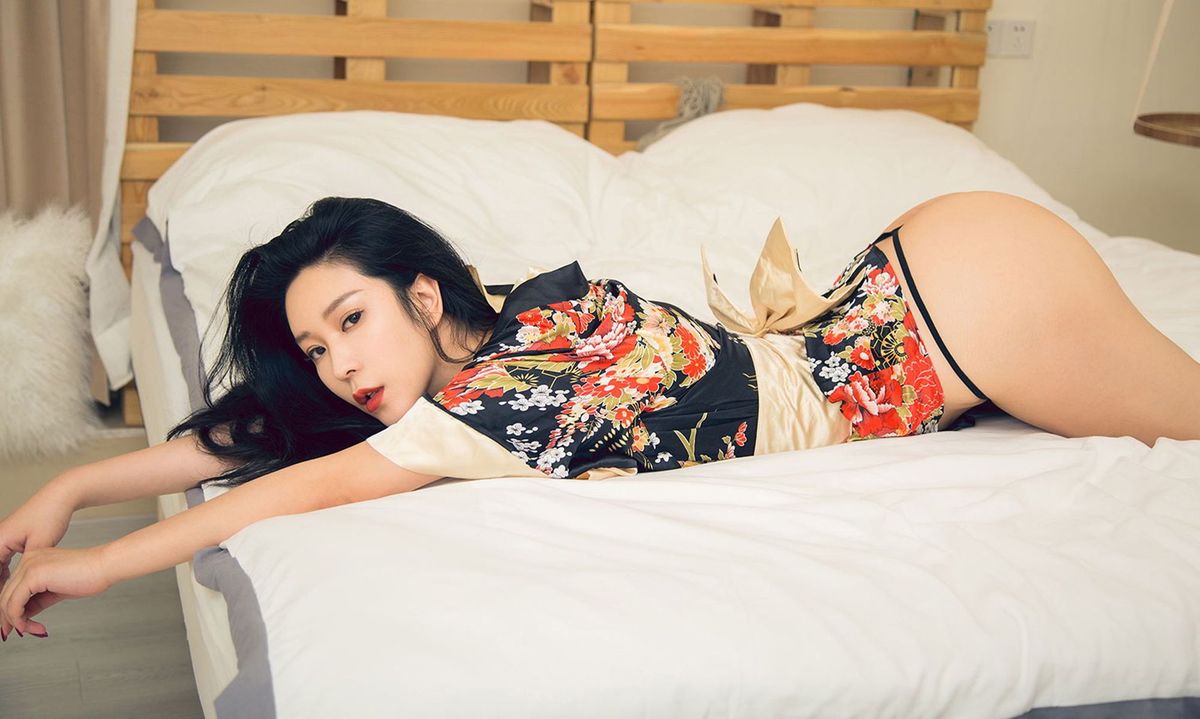 尤果网美女模特刘瑾希白色蕾丝情趣内衣黑丝美腿私房美图