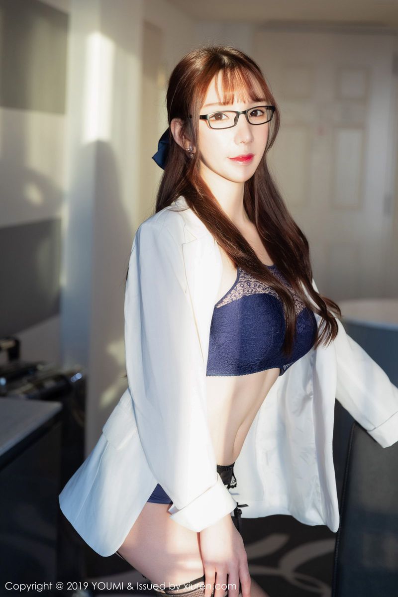 尤蜜荟性感女神周于希Sandy白衬衫黑丝美腿塞班岛魅惑旅拍