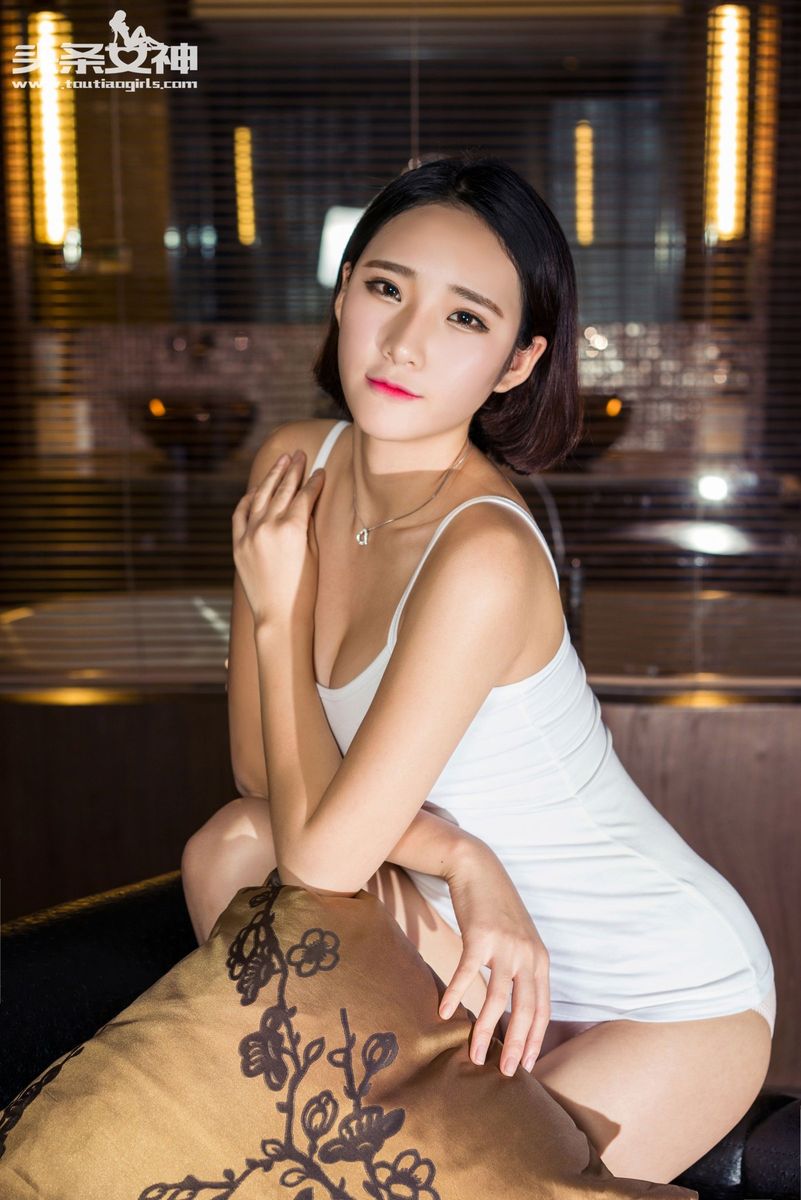 头条女神美女模特秦若兮樱桃小嘴性感玉足短发气质写真