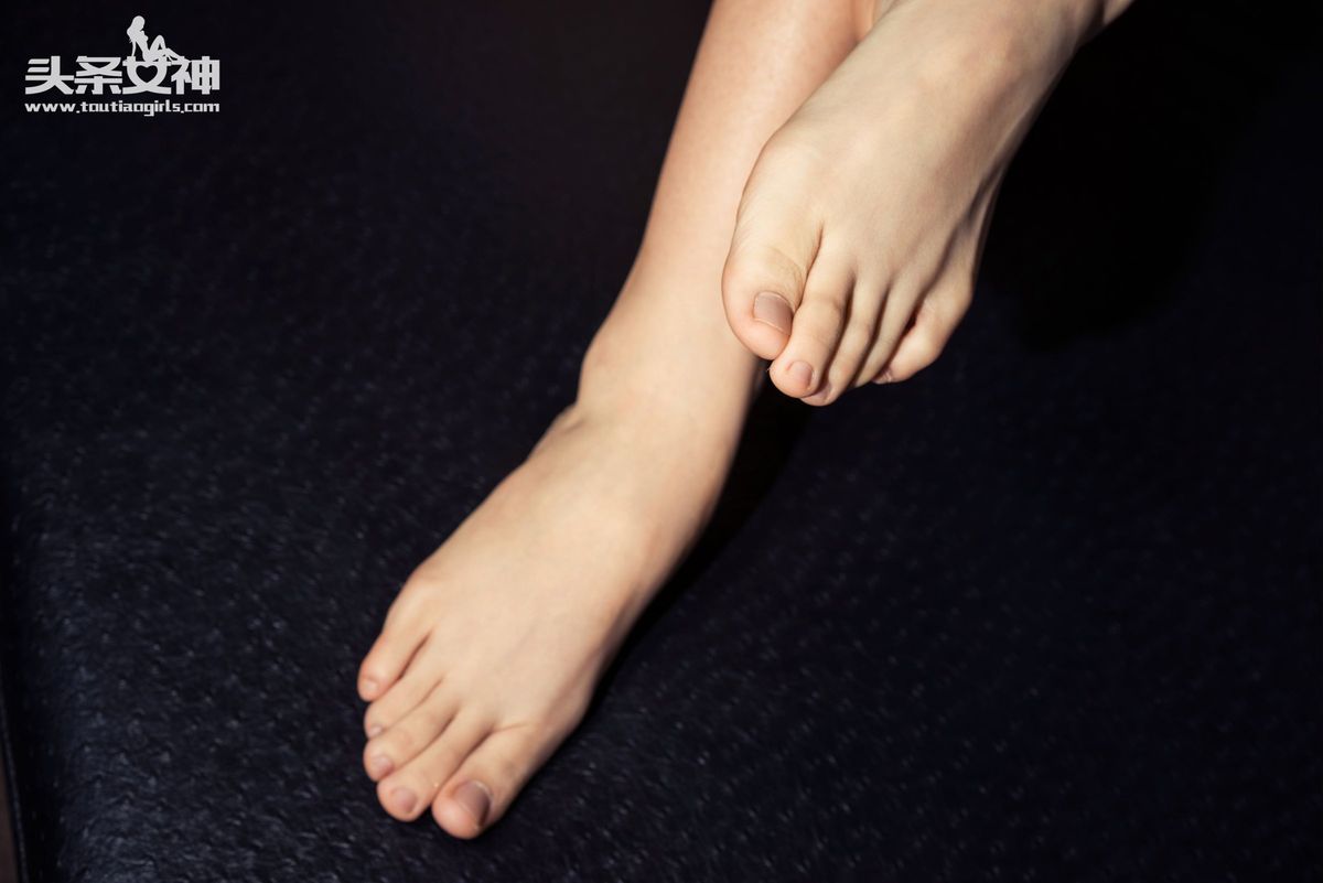 头条女神美女模特秦若兮樱桃小嘴性感玉足短发气质写真