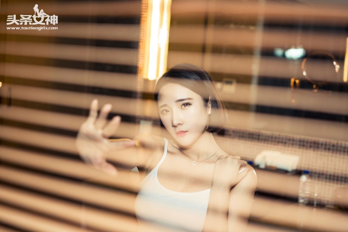 头条女神美女模特秦若兮樱桃小嘴性感玉足短发气质写真