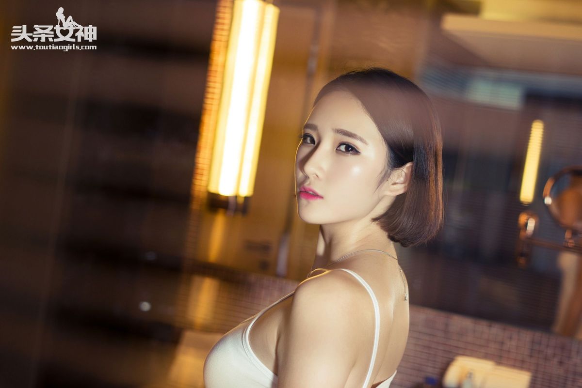 头条女神美女模特秦若兮樱桃小嘴性感玉足短发气质写真