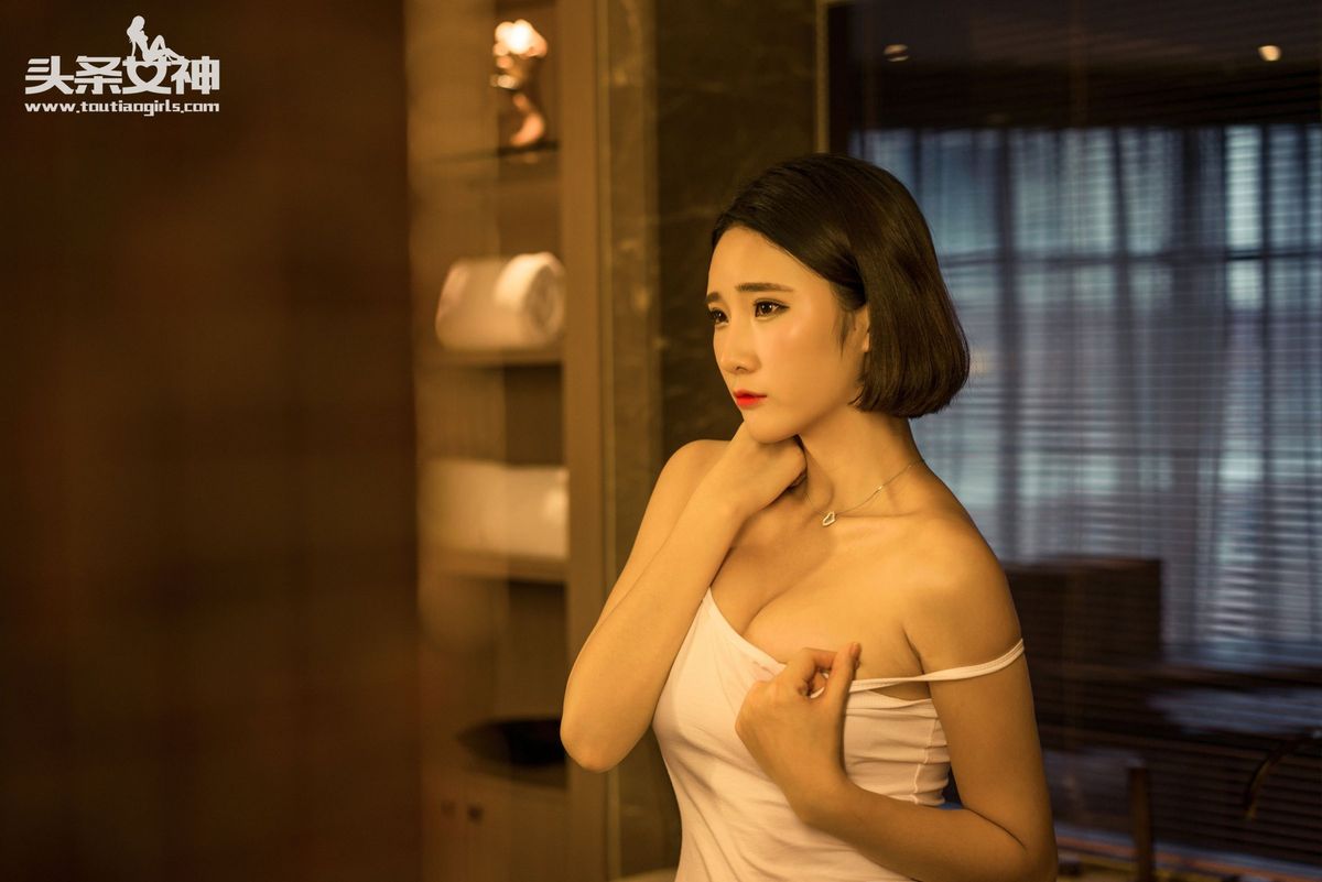 头条女神美女模特秦若兮樱桃小嘴性感玉足短发气质写真